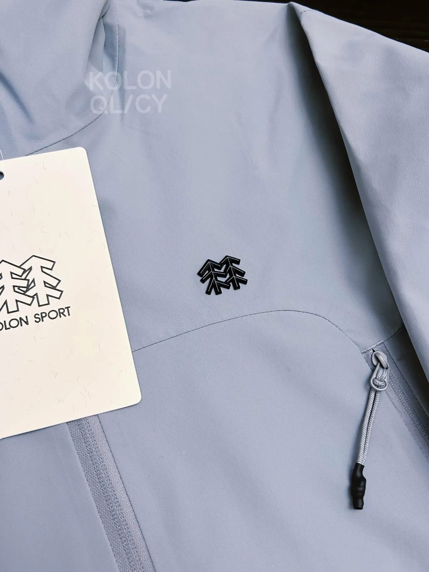 G 19 top version KOLON SPORT outdoor mountaineering and hiking outdoor waterproof jacket, new product from the Same Style Series for men and women, full of texture, showing the charm of mountain style wear to the fullest, interpreting different styles in multiple scenes, highlighting the fashion and practicality of the item. Quality, design and streamlined concepts have created its good performance and can meet the needs of use in harsh environments. Fabric + features: ✅Double splicing imported 3-layer laminated glue 3l gore-tex Composite fabric ✅gore-tex waterproof, windproof, Breathable, lightweight, tear-resistant Wear-Resistant, Breathable 5000➕. ✅ It adopts advanced Premium outdoor full-body gluing and splicing, and the interior is made of imported Rejoice yarn. The workmanship is also neat, which further tests Factory technology. ✅ Blending outdoor technology with urban aesthetics, the Sport Camping Series is versatile and high-performance for a variety of activities and environments. ✅Hood design with adjustable drawstring, warm and compatible with drop hood™, curved brim, better windproof and rainproof without covering eyes ✅Mesh separation inside the hand pockets, convenient for organizing items, careful design. ✅High-performance minimalist design, lightweight and Wear-Resistant. ✅Cuffs and sleeves are designed with die-cut velcro® cuff hook and loop fasteners to reduce cumbersomeness. Size: S M L Sleeve length: 61.5 63 64.5 66 67.5 69